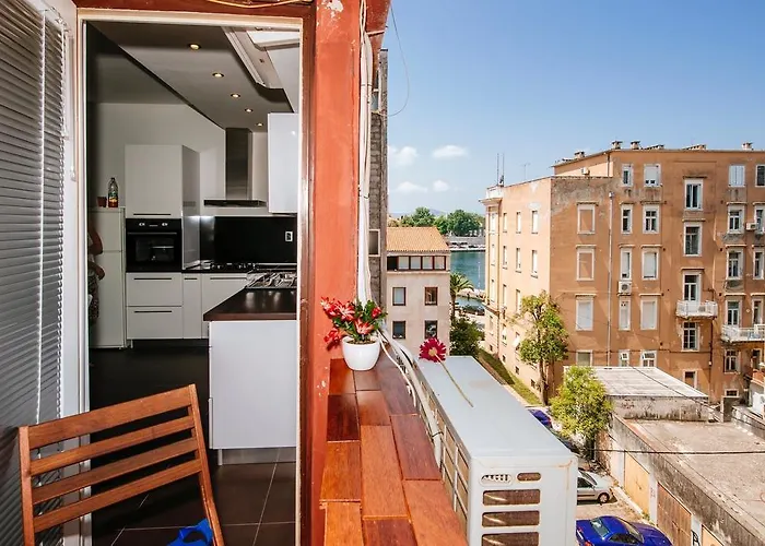 Golden Bridge Apartment With Private Parking